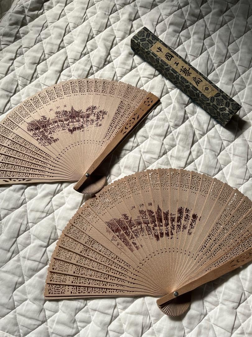 木製 扇 中国製 透かし彫 白檀 Amazon.co.jp: 中国香木 高檔禮扇 白檀